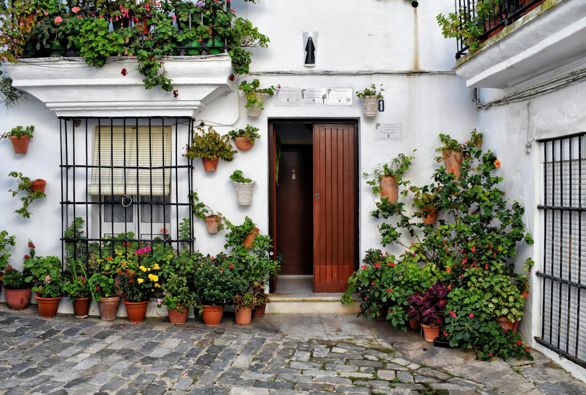 10-year residence permit Spain for 30+ Long-Term Residents (2025)